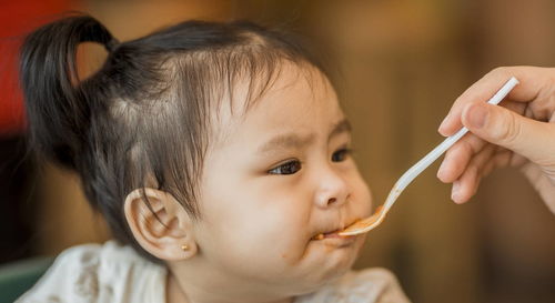 宝宝多大可以吃大人饭菜 儿科医生提醒 孩子这样喂养,更健康