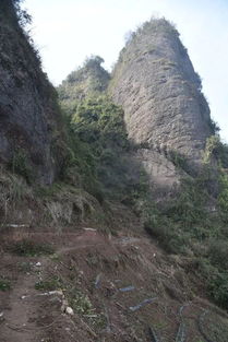 崎岖险峰的意思解释词语,矮小而尖的山怎么形容？