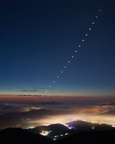 为什么在晴朗的夜空总会看到月亮和旁边唯一一颗星星,而且很明亮,离月亮很近 