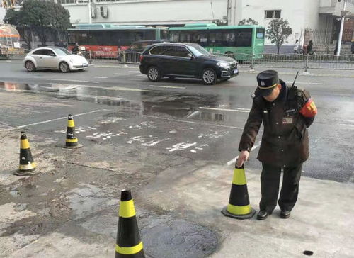 郑州一街道路面窨井冒污水结冰 滑倒行人