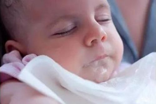 2个月婴儿突然吐奶大量吐奶(两个月宝宝吐奶的原因及处理方法)