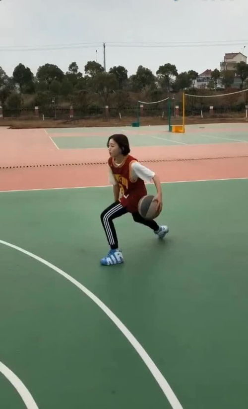 篮球 美女教你胯下运球的练习方法 
