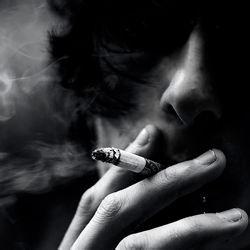 男生侧脸吸烟黑白图片图片