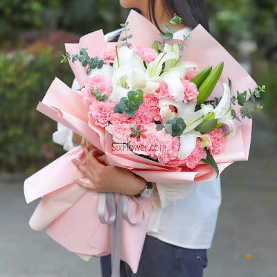 老公送我一一朵百合花和粉红色康乃馨是什么意思？