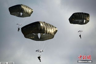 以色列空降兵跳伞训练 伞兵从天而降 