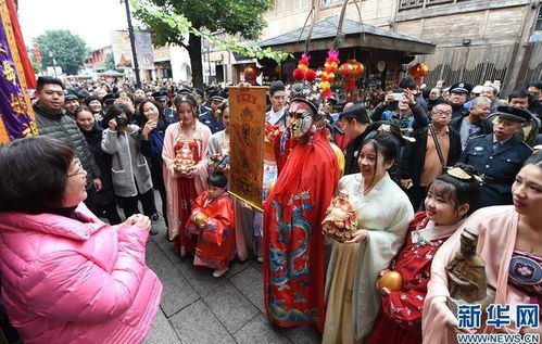 福州三坊七巷太热闹 财神爷 一路发红包送祝福,你领到了吗