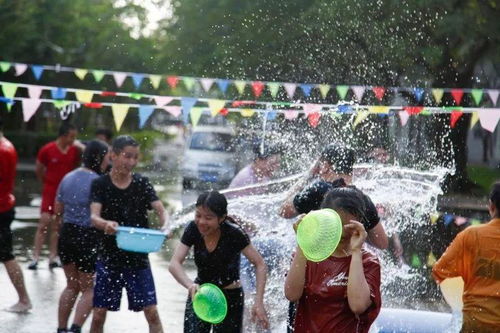 这水有 毒 ,大学校园里过起 泼水节 ,得知真相后我yue了