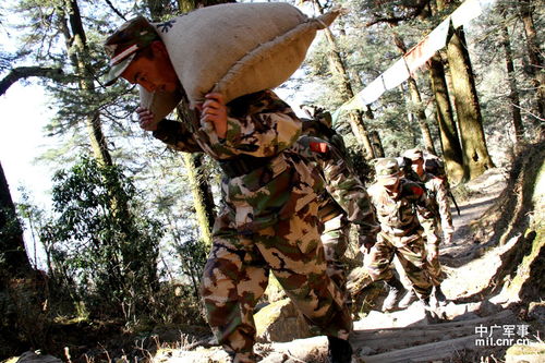 喜马拉雅山深处有武警驻军 补给物资全靠人背 