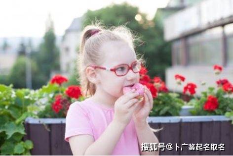 周易生辰八字取名 小孩取名字 复古有深意的女孩名字