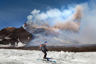 冰火两重天 冒险者在正喷发火山边滑雪 