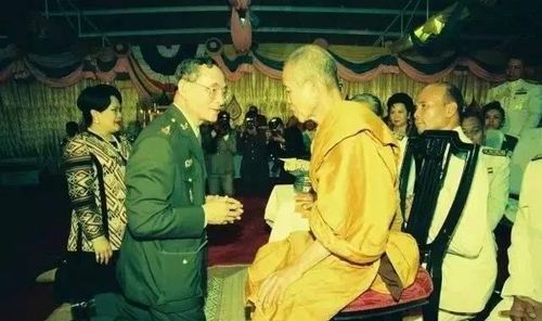泰国传奇高僧 一生捐款60亿,国王向他下跪,送葬队伍长16公里