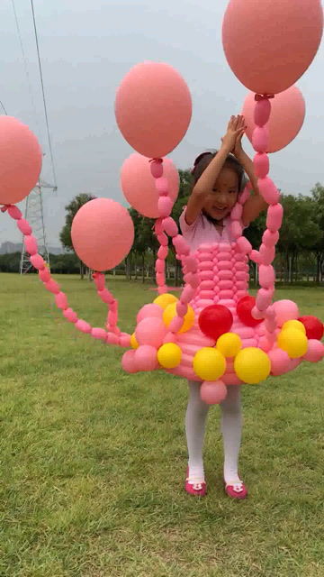 公园偶遇小粉丝,给她做一套气球裙子 