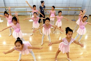 郑州 务工人员子女公益培训班里学舞蹈 