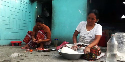 尼泊尔富人家做饭,家中三个老婆分工协作,和面烙饼炒咖喱鸡肉