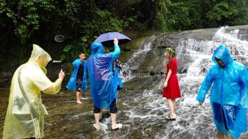 踩水咯 内江石板河景区开园第一天,现场太 疯狂