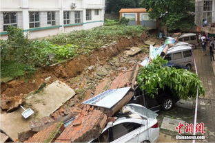 广西柳州围墙成片倒塌致12辆汽车被埋 