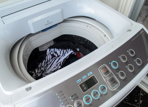 滚筒洗衣机在家里怎么清洗污垢，如何清洗洗衣机内部的污垢，轻松解决困扰！