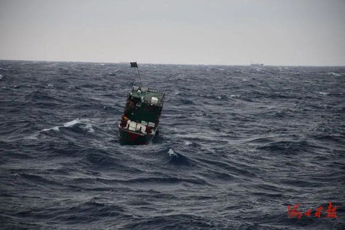 海南两艘渔船海上遇险,8人被困,情况危急