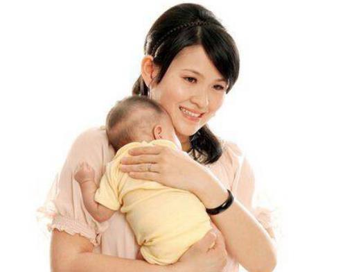 新生儿出产房,第一个抱抱的人有讲究,满足以下条件才合适