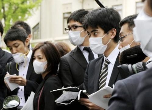 日本传出一则坏消息,近6成民众给出表态,菅义伟陷入两难境地