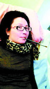 台湾女画家身残志坚 用牙作画逾千幅 