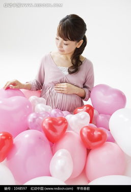 爱心气球堆中的怀孕女人图片 1048597 