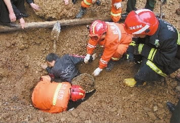 工地塌方一人被埋 凤凰消防成功救出 