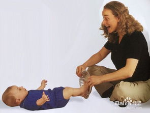 0 3岁幼儿早教之踢腿游戏 0月龄