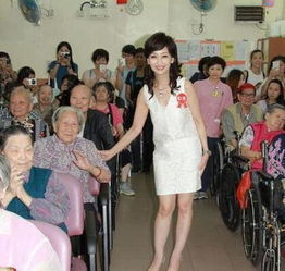 63岁赵雅芝与儿子合照似 情侣 但网友却纷纷注意到她的脚
