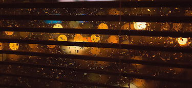 高清雨夜透过百叶窗玻璃上的雨点素材下载 1920 886像素jpg格式 90设计 