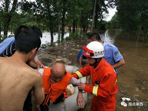 大雨倾盆市民被困 莱西警方涉水救出20余人 