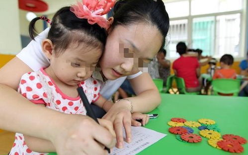 接送幼儿园孩子时,家长的4种行为令老师很无奈,为了孩子请避开