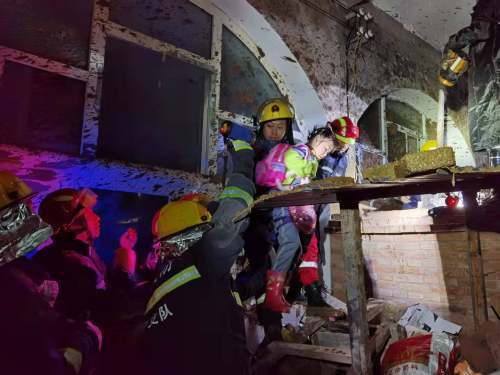险 塌方泥浆堵住窑洞母女被困,救援人员从窗户翻入安全救出