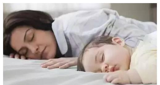晚上宝宝睡觉为什么总是在扭来扭去的,有这三个原因,家长要看看