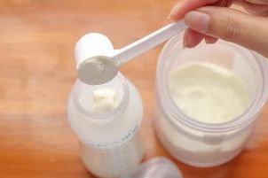 一桶奶粉打开多久吃完最好,一桶奶粉开了能放多久