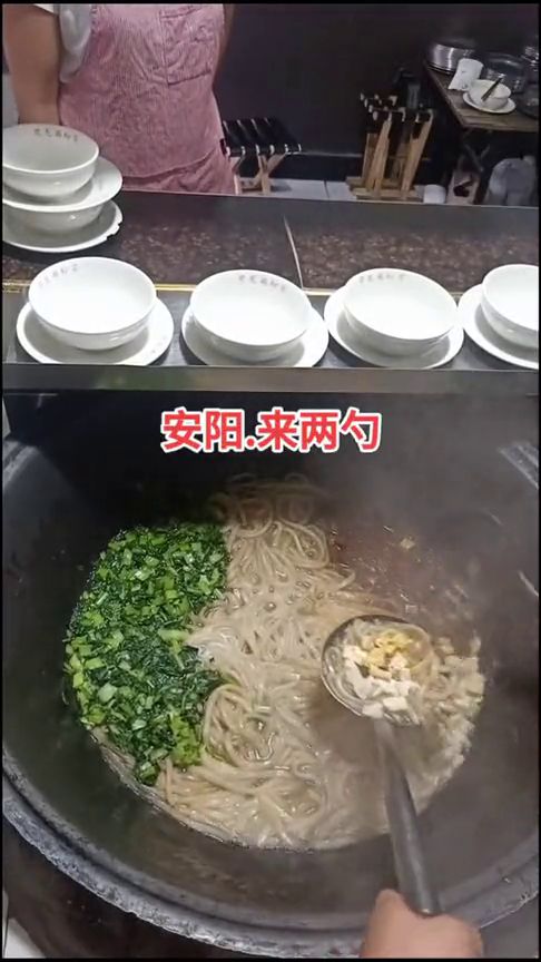 史上最好吃的面条,老板这勺子用的,简直是炉火纯青 