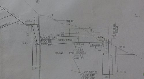 请问下图中 路基横断面中挖方的面积包括面层和台阶的面积吗 