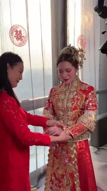 中式嫁衣 这是哪家公主出嫁了母亲给了一个好大的金镯子 