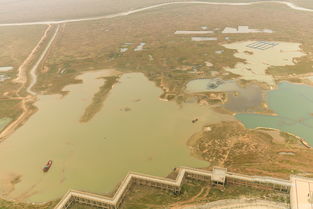 江西鄱阳湖湖底露出水面 形成 带状水系 