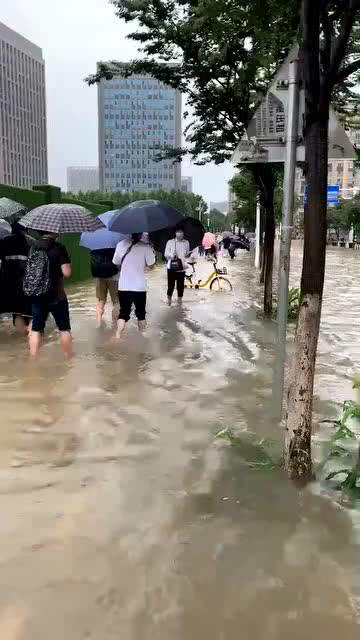 武汉上班路上,水太深了 