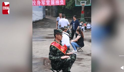 外公去世新兵独自入伍无人送行,独自端坐令人心疼 评论暖了