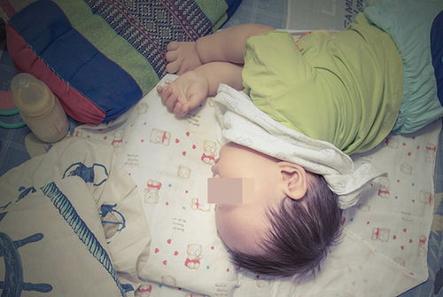 宝宝频繁夜醒太累人了 多半是因为这些,家长对照看看是否犯错了