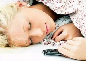 男人睡觉握着手机说明什么(男友睡觉的时候喜欢拉着我的手 这是什么心理暗示)
