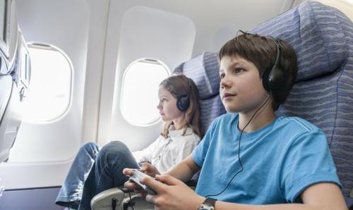 熊妈妈 飞机上要求陌生乘客给7岁儿子玩手机,被拒后骂其恶毒