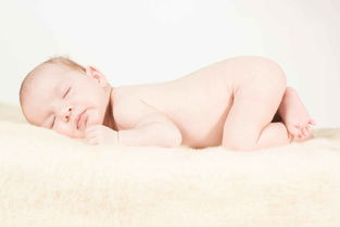从睡姿看宝宝的健康情况
