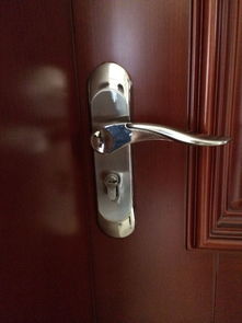 求助 房间门锁住了,钥匙还在房间里面,门是无缝的,怎么才能打开 