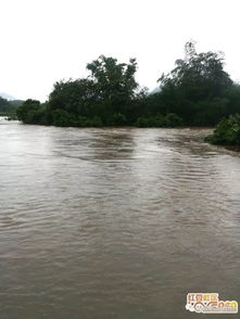 落大雨发大水,扶隆人民涉水出行难 