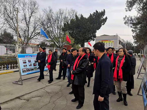 20多名书画艺术家走进蒲城永丰学校 手把手教学生练习书画 