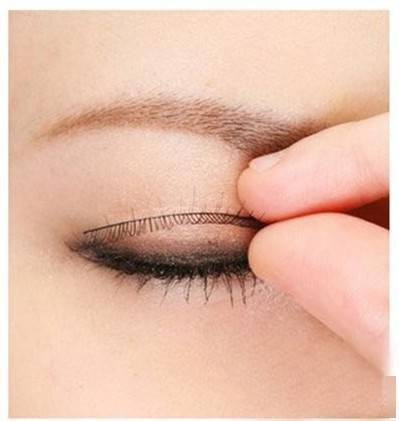 超详细的眼妆教程 助你攻克画眼难题