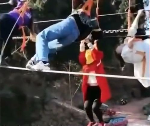 女游客体验高空项目,被吊在半空中吓晕过去,救援中掉入溪水